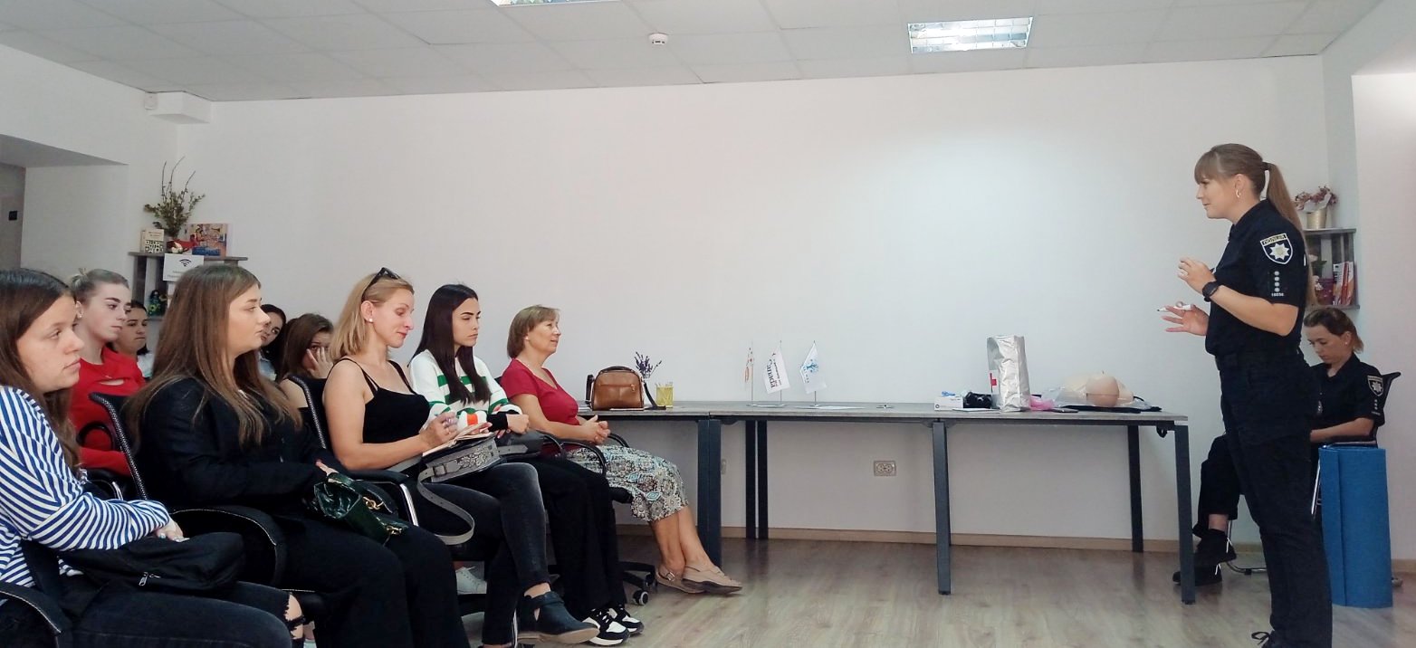 У ході заняття студентки дізналися корисну та практично орієнтовану інформацію від патрульних